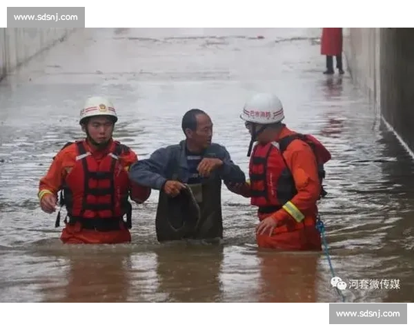洪流中的脊梁：担当与温情铸就生命防线